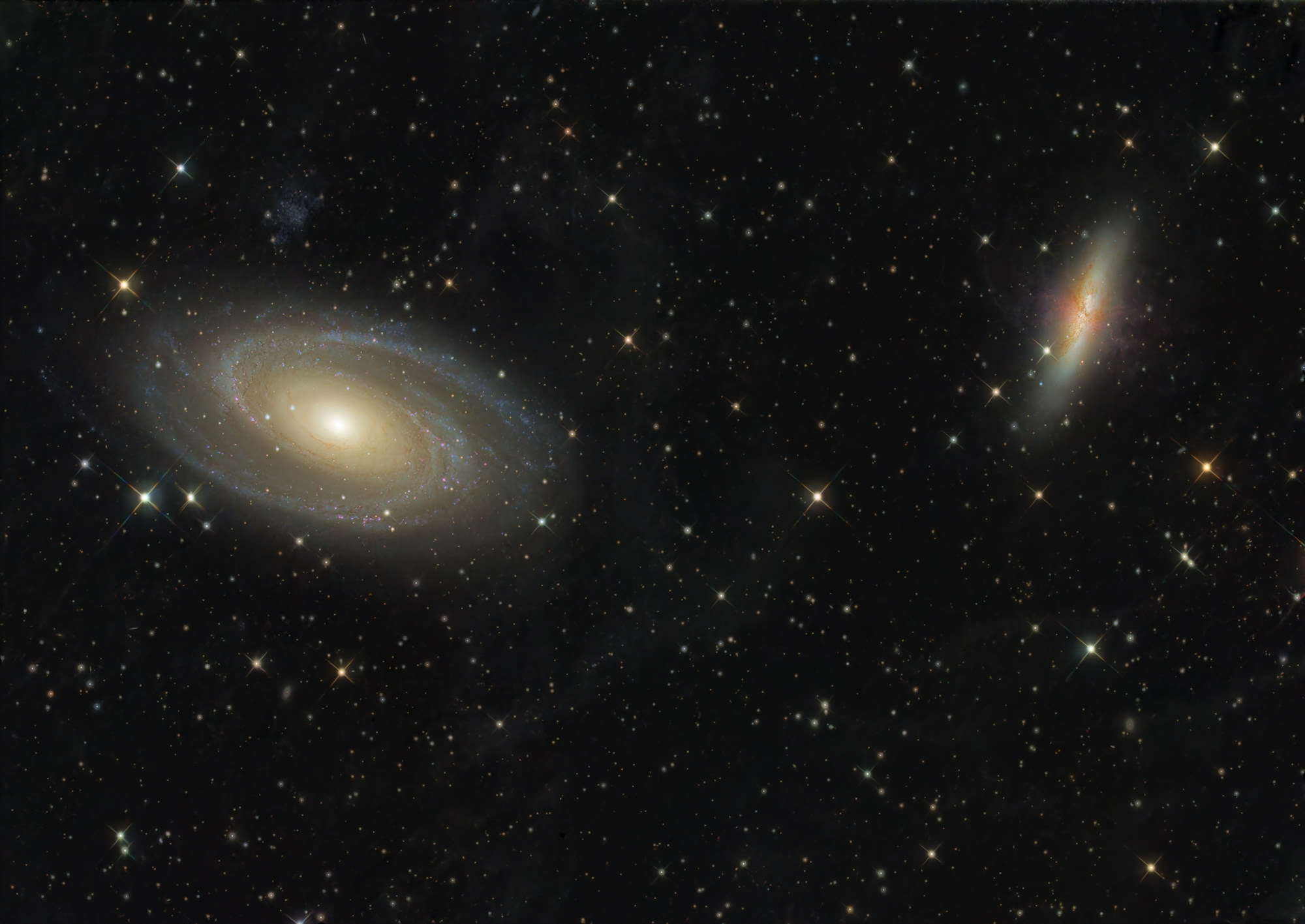 Messier 81 oder Bodes Galaxie und die rechte Galaxie Messier 82 oder Zigarrengalaxie und liegen im Sternbild Großer Bär.